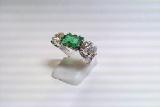 Ring in Platinum with diamonds and Emerald