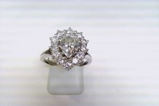 Platinum ring with diamonds in brilliant shape and 1 pear-shaped