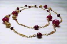 Necklace in gold filigree and rubies