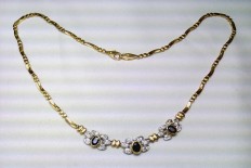 Necklace in yellow gold with diamonds and sapphires