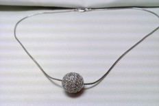 Necklace in white gold with diamond ball