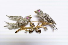 Brooch in gold and Platinum with diamonds and rubies
