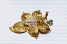 Gold brooch with pearls and emeralds