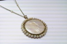 Gold necklace with pearls and mother of pearl