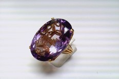 Gold ring with Amethyst